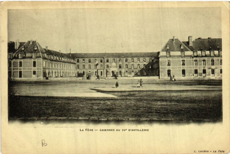 Carte postale ancienne Fere-en-Tardenois Casernes du 29e d'Artillerie à Fère-en-Tardenois