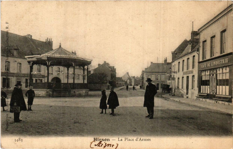 Carte postale ancienne Hirson La Place d'Armes à Hirson
