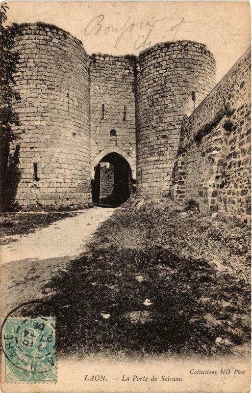 Carte postale ancienne Laon La Porte de Soissons à Laon