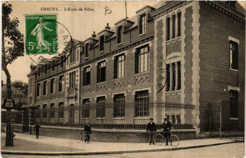 Carte postale ancienne Chauny Ecole de Filles à Chauny