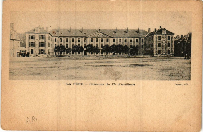 Carte postale ancienne Fere-en-Tardenois Casernes du 17e d'Artillerie à Fère-en-Tardenois