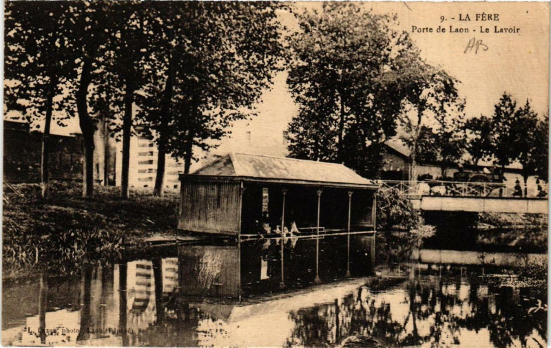 Carte postale ancienne Fere-en-Tardenois Porte de Laon Le Lavoie à Fère-en-Tardenois