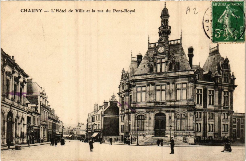 Carte postale ancienne Chauny Hotel de Ville et la rue du Pont Royal à Chauny