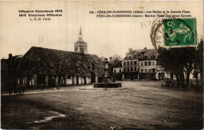 Carte postale ancienne Fere-en-Tardenois Les Halles et la Grande Place à Fère-en-Tardenois