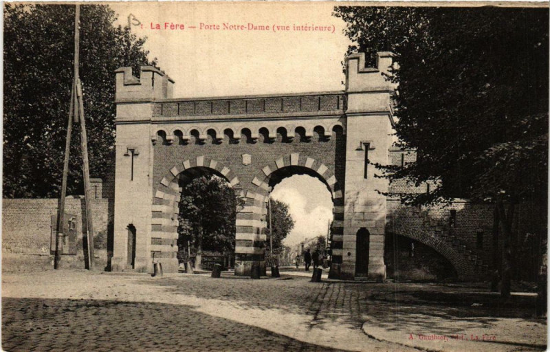 Carte postale ancienne Fere-en-Tardenois Porte Notre Dame à Fère-en-Tardenois