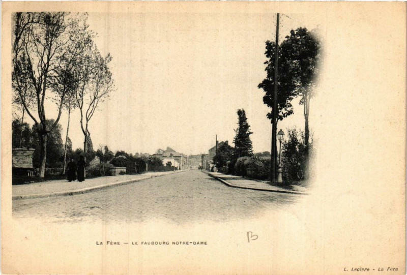 Carte postale ancienne Fere-en-Tardenois Le Faubourg Notre Dame à Fère-en-Tardenois