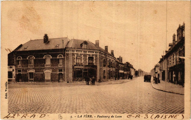 Carte postale ancienne Fere-en-Tardenois Faubourg de Laon à Fère-en-Tardenois