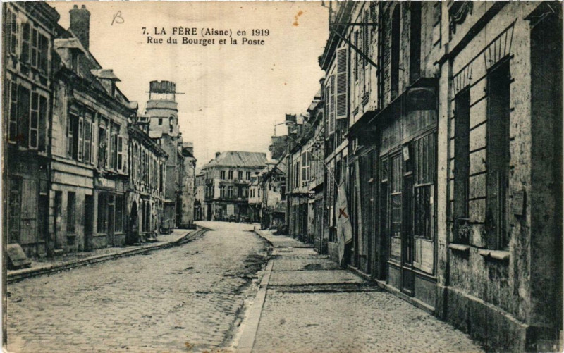 Carte postale ancienne Fere-en-Tardenois Rue du Bourget et la Poste à Fère-en-Tardenois