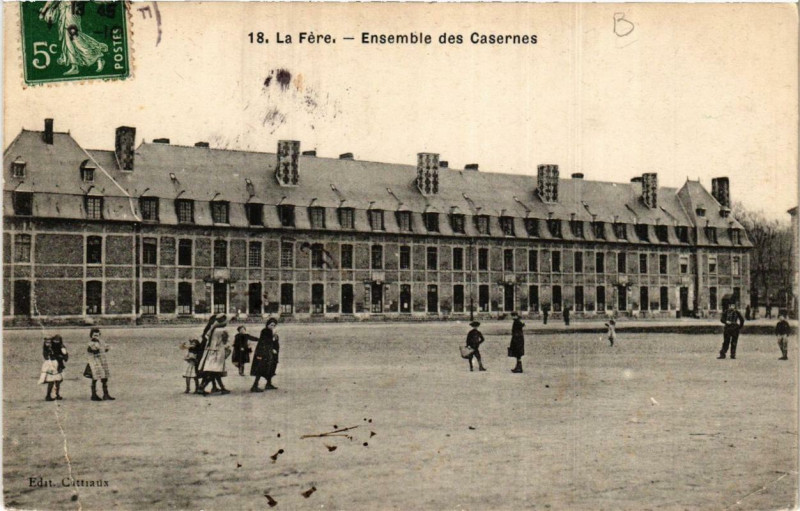 Carte postale ancienne Fere-en-Tardenois Ensemble des Casernes à Fère-en-Tardenois