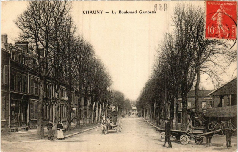 Carte postale ancienne Chauny Le Boulevard Gambetta à Chauny