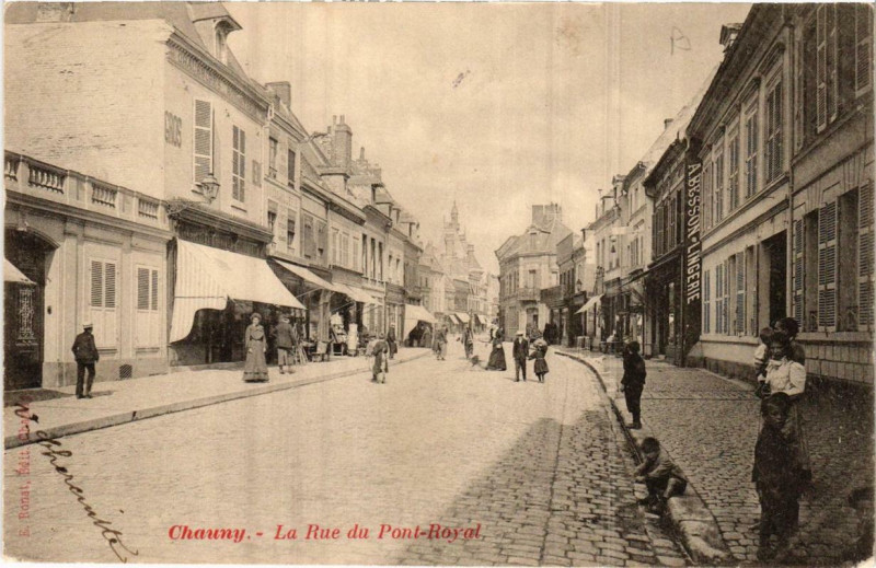 Carte postale ancienne Chauny La Rue du Pont Royal à Chauny