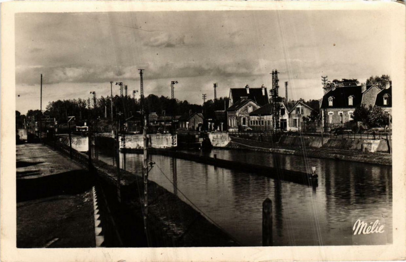 Carte postale ancienne Chauny Ecluse du Canal à Chauny