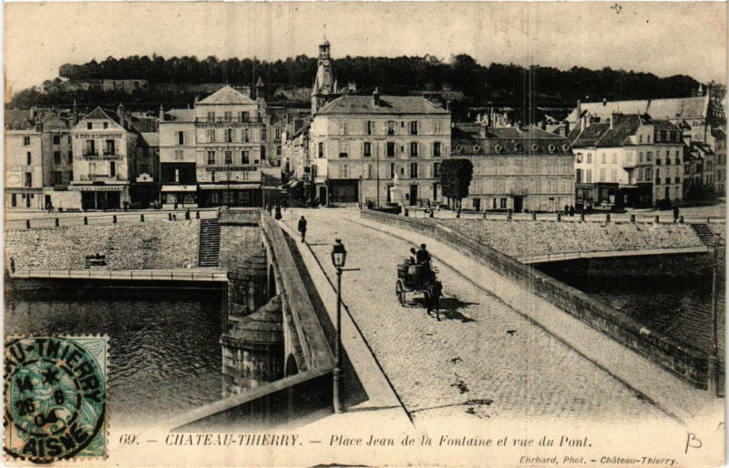 Carte postale ancienne Chateau-Thierry Place Jean de la Fontaine et rue du Pont à Château-Thierry