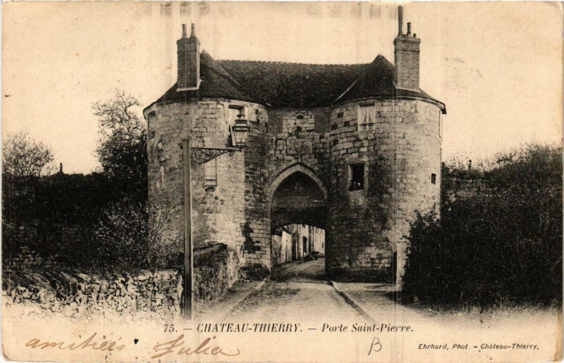 Carte postale ancienne Chateau-Thierry Porte Saint-Pierre à Château-Thierry