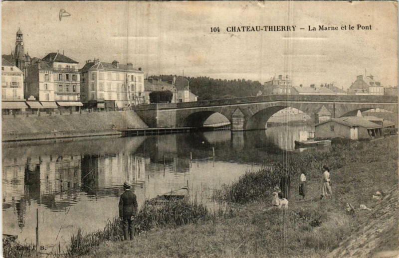 Carte postale ancienne Chateau-Thierry La Marne et le Pont à Château-Thierry