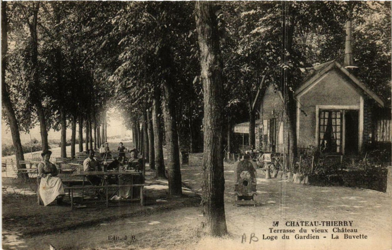Carte postale ancienne Chateau-Thierry Terrasse du vieux Chateau. Loge du Gardien à Château-Thierry