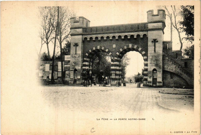 Carte postale ancienne Fere-en-Tardenois La Porte Notre Dame à Fère-en-Tardenois