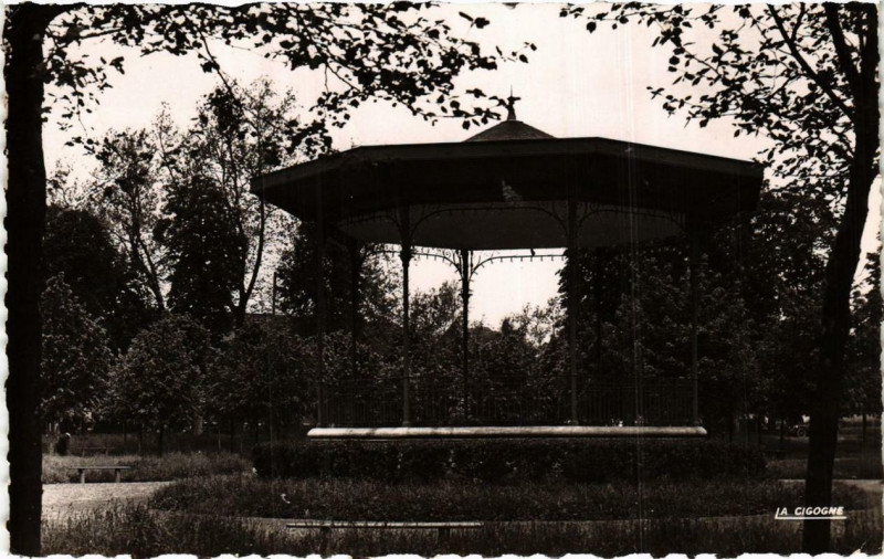 Carte postale ancienne Fere-en-Tardenois Le kiosque des promenades à Fère-en-Tardenois