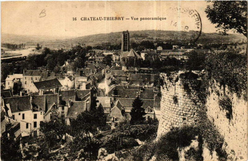 Carte postale ancienne Chateau-Thierry Vue panoramique à Château-Thierry