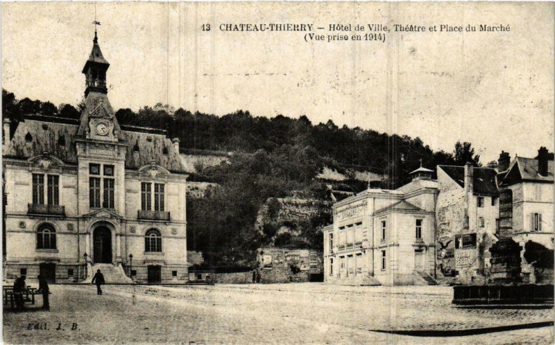Carte postale ancienne Chateau-Thierry Hotel de Ville. Theatre et Place du Marché à Château-Thierry