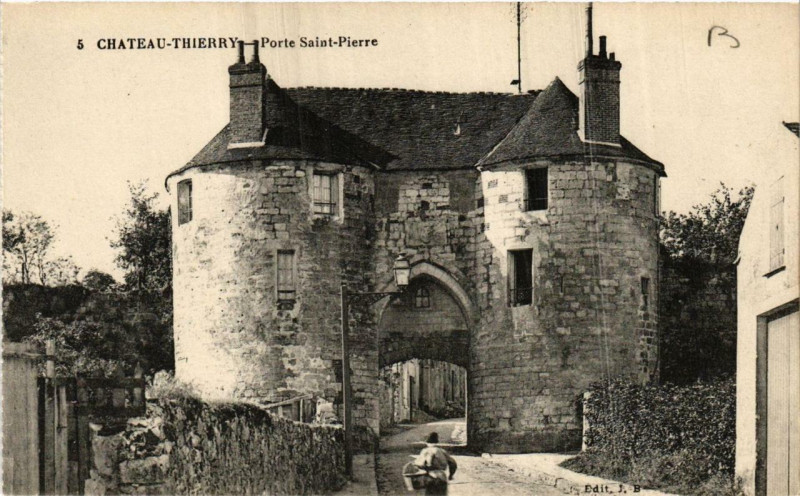 Carte postale ancienne Chateau-Thierry Porte Saint-Pierre à Château-Thierry