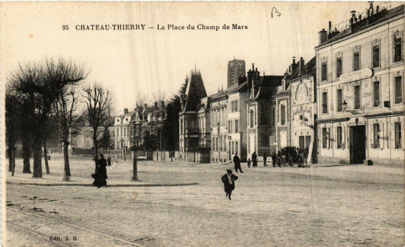 Carte postale ancienne Chateau-Thierry La Place du Champ de Mars à Château-Thierry