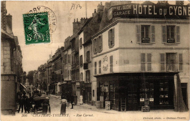 Carte postale ancienne Chateau-Thierry Rue Carnot à Château-Thierry