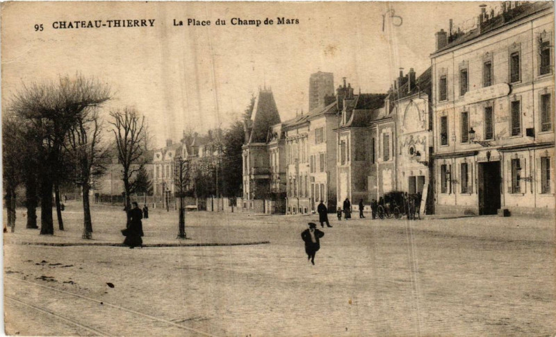 Carte postale ancienne Chateau-Thierry La Place du Champ de Mars à Château-Thierry