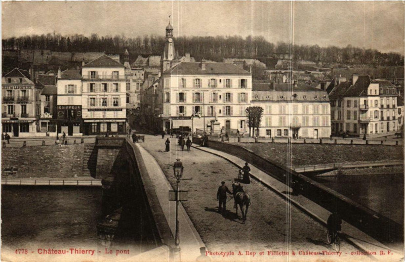 Carte postale ancienne Chateau-Thierry Le Pont à Château-Thierry
