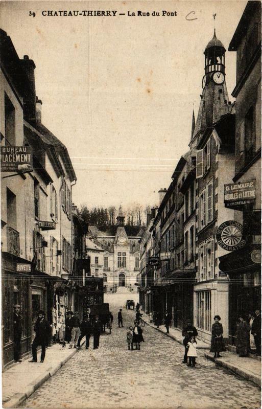 Carte postale ancienne Chateau-Thierry La Rue du Pont à Château-Thierry