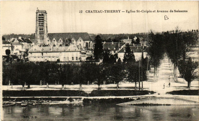 Carte postale ancienne Chateau-Thierry Eglise Saint-Crépin et Avenue de Soissons à Château-Thierry