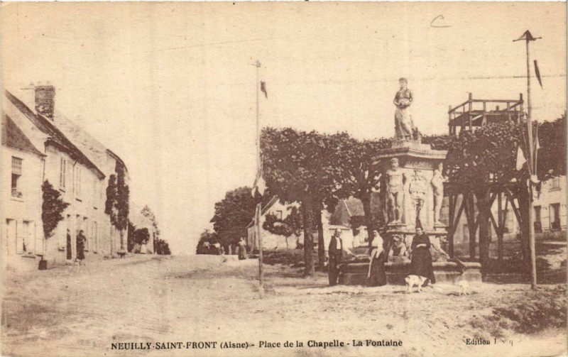 Carte postale ancienne Neuilly Saint-Front Place de la Chapelle. La Fontaine à Neuilly-Saint-Front