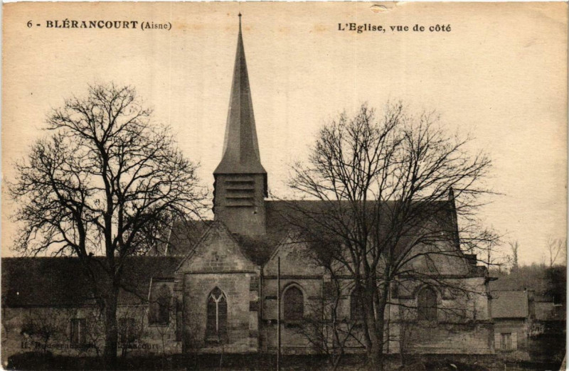 Carte postale ancienne Blerancourt Eglise vue de coté à Blérancourt