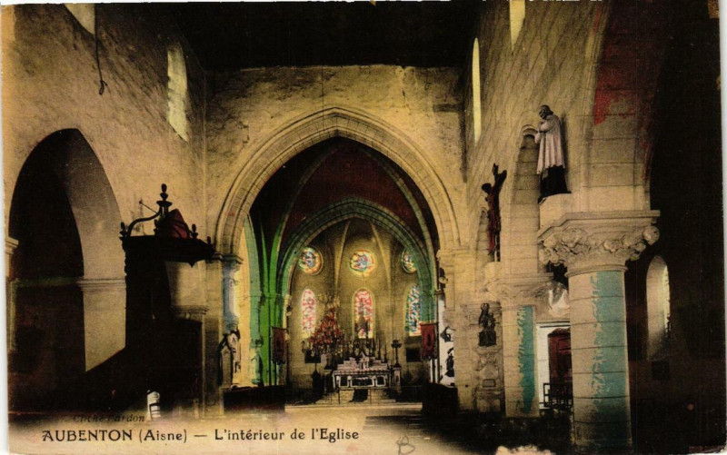 Carte postale ancienne Aubenton. L'Intérieur de l'Eglise à Aubenton