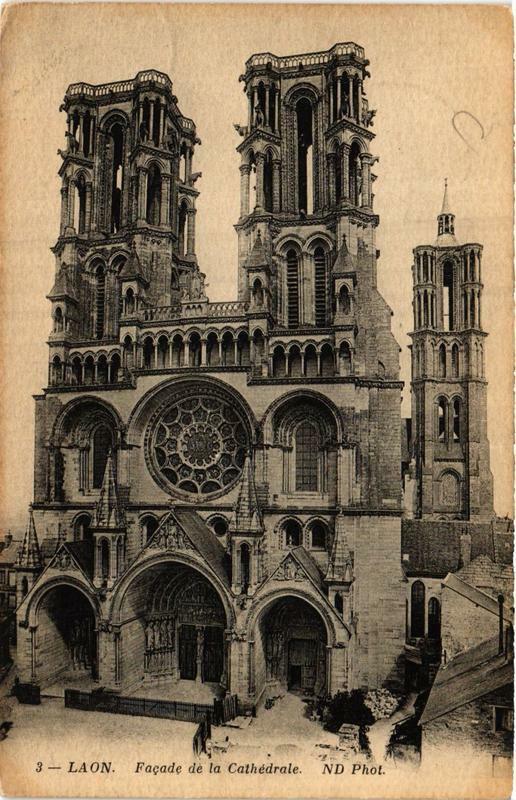 Carte postale ancienne Façade de la Cathédrale à Laon