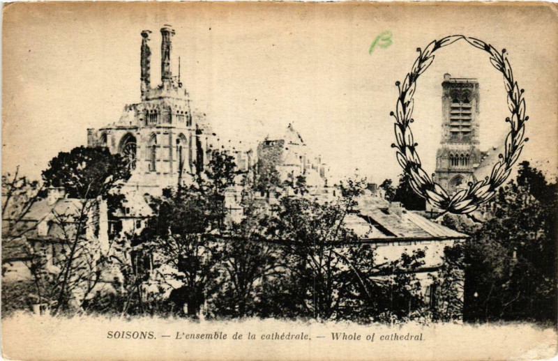 Carte postale ancienne Soissons L'ensemble de la Cathédrale à Soissons