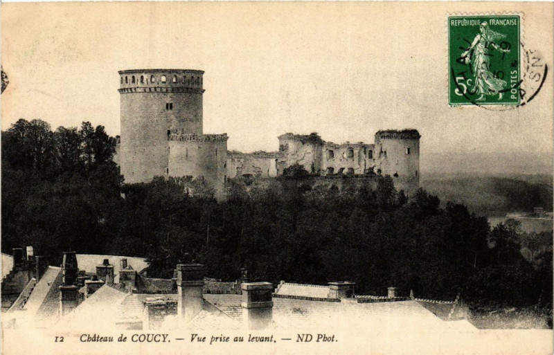 Carte postale ancienne Chateau de Coucy Vue prise au levant