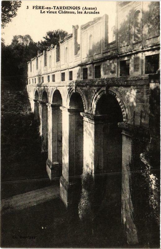 Carte postale ancienne Fere-en-Tardenois Le vieux Chateau les Arcades à Fère-en-Tardenois