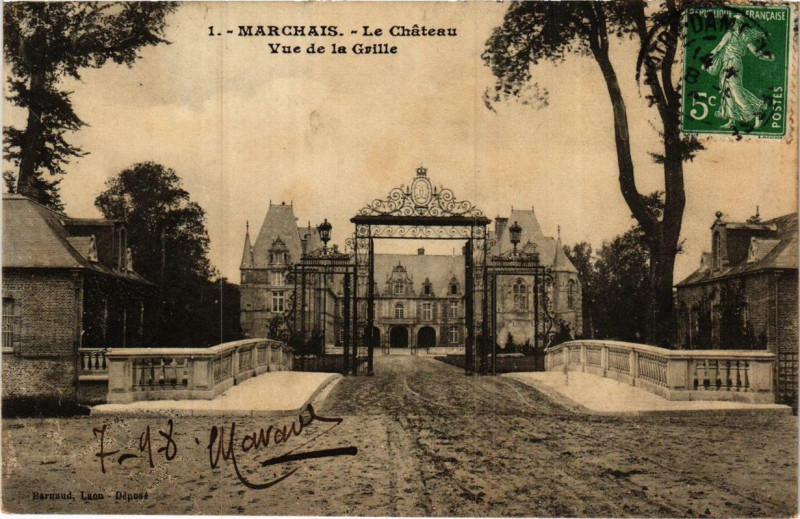 Carte postale ancienne Marchais. Le Chateau. vue de la Grille à Marchais