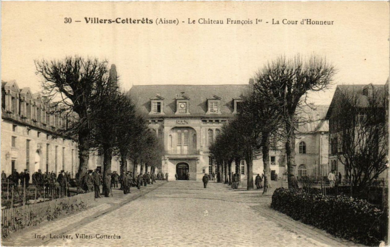 Carte postale ancienne Villers-Cotterets Le Chateau Francois Ier. La Cour d'Honneur à Villers-Cotterêts