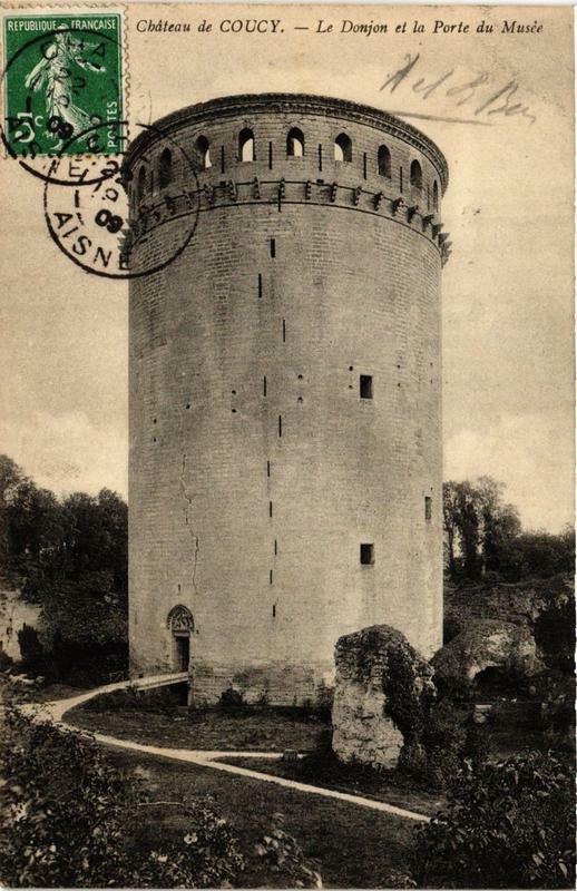 Carte postale ancienne Chateau de Coucy Le Donjon et la Porte du Musée