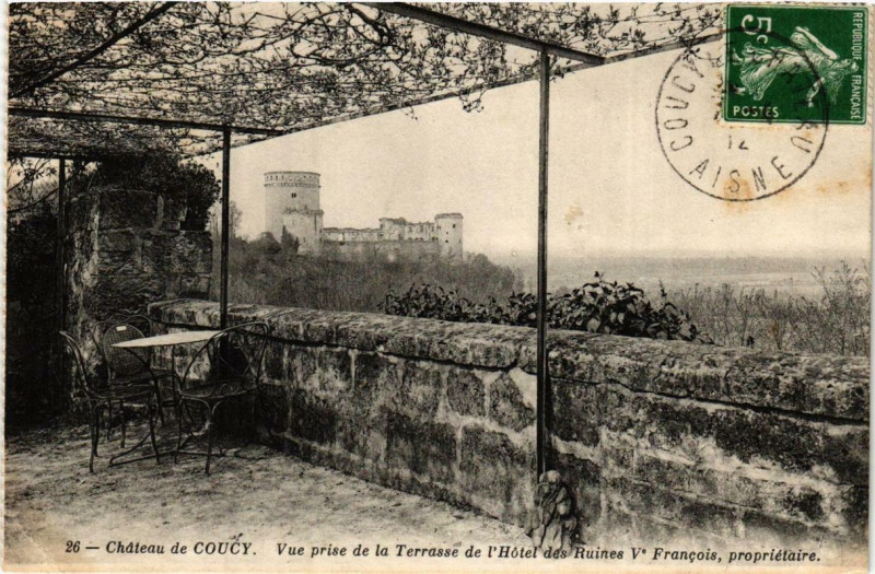 Carte postale ancienne Chateau de Coucy Vue prise de la Terresse de l'Hotel des Ruines