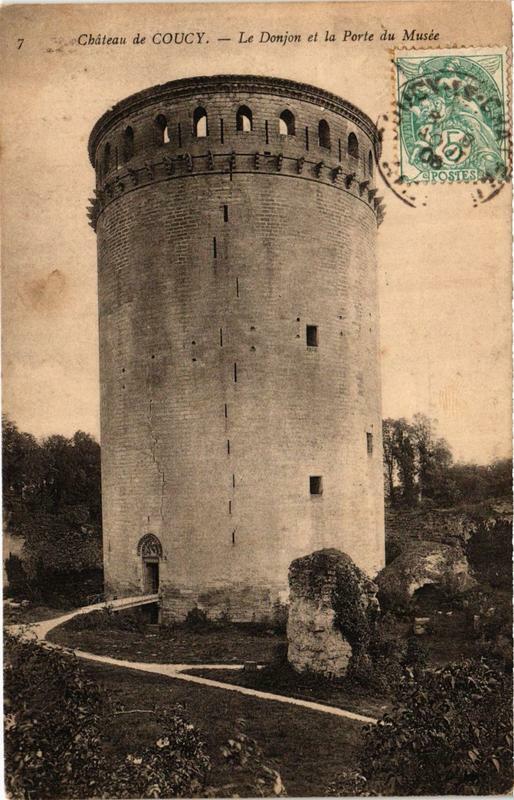 Carte postale ancienne Chateau de Coucy Le Donjon et la Porte du Musée