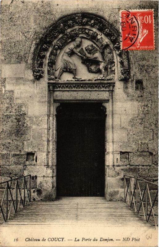 Carte postale ancienne Chateau de Coucy La Porte du Donjon