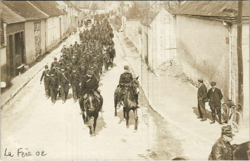 Carte postale ancienne Carte photo La Fere soldats on horses