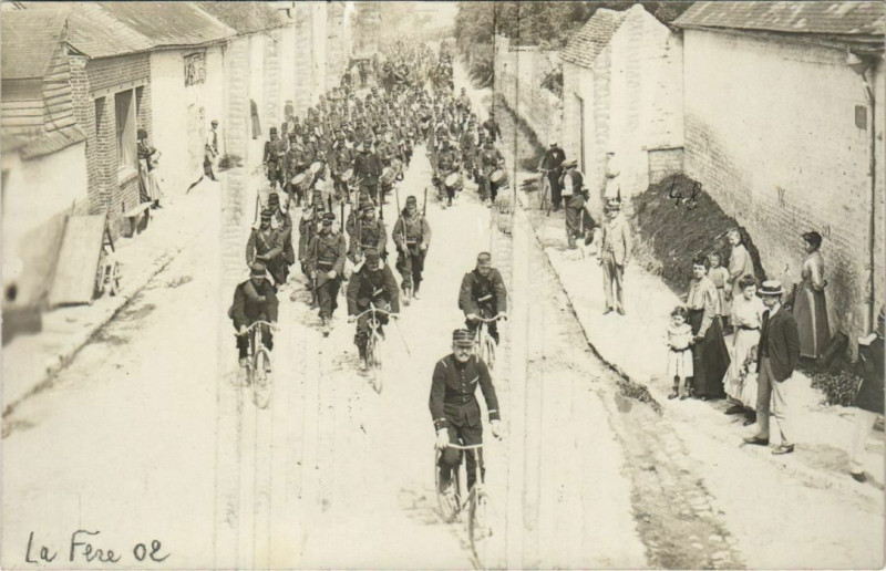 Carte postale ancienne Carte photo La Fere soldats bicycle