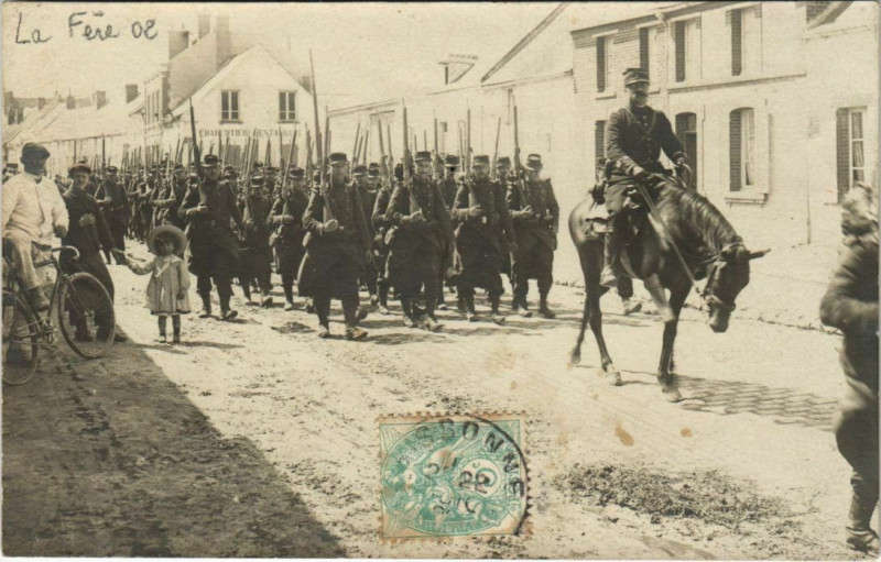 Carte postale ancienne Carte photo La Fere soldats in the street