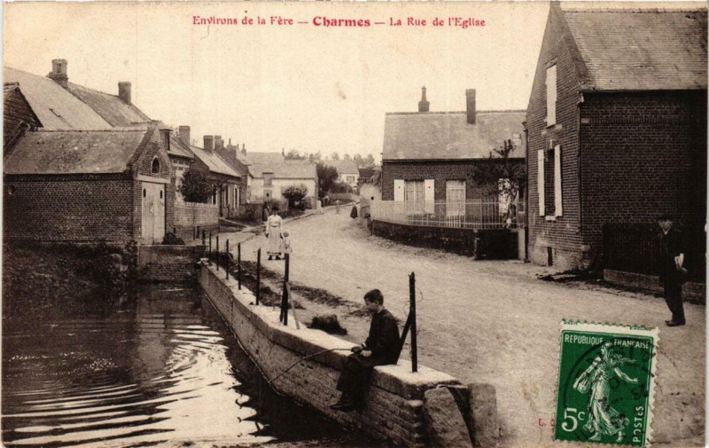 Carte postale ancienne Charmes La Rue de l'Eglise à Charmes