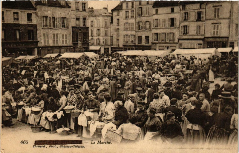Carte postale ancienne Chateau-Thierry Le Marché à Château-Thierry