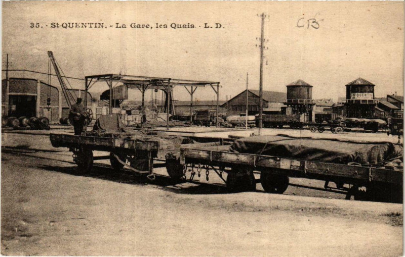 Carte postale ancienne Saint-Quentin La Gare les Quais à Saint-Quentin
